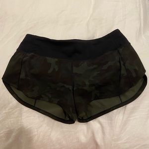 Lululemon Speed Up 2.5” Shorts - Green and Black Camo - Size 4